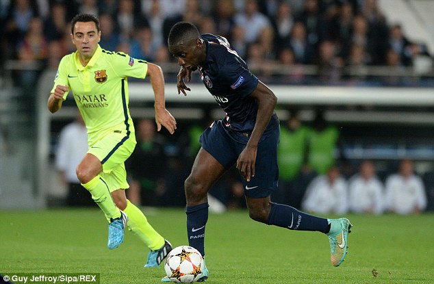Xavi (xanh) trở thành cầu thủ dự nhiều trận đấu tại Champions League nhất trong lịch sử