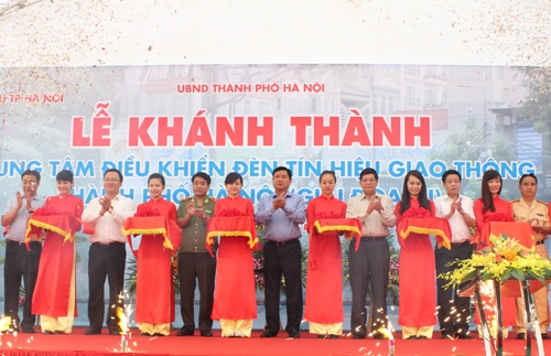 Bộ trưởng Bộ GTVT Đinh La Thăng cùng các đại biểu cắt băng khánh thành