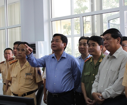 Bộ trưởng Đinh La Thăng cùng các đại biểu thăm quan Trung tâm điều khiển đèn tín hiệu giao thông