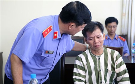 Đại diện Viện kiểm sát tối cao động viên ông Nguyễn Thanh Chấn ngày được giải oan