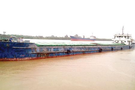 Để giảm tải cho đường bộ, Bộ GTVT đã mở hai tuyến vận tải Quảng Ninh - Quảng Bình và Bình Thuận - Kiên Giang dành cho tàu thủy nội địa cấp SB (Ảnh: Tàu SB hoạt động tại Hải Phòng)
