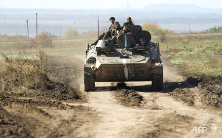 Binh lính chính phủ Ukraine trên xe chở quân nhân bọc thép gần thành phố Debaltseve
