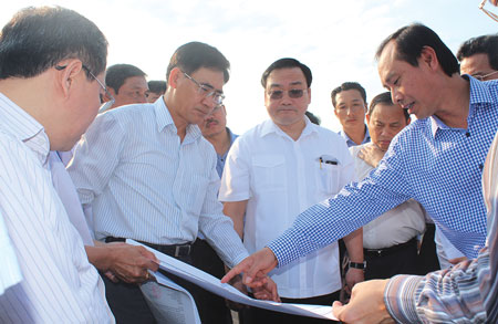 Phó Thủ tướng Hoàng Trung Hải khảo sát địa điểm xây dựng Cảng Hàng không quốc tế Long Thành tại xã Lộc Sơn, huyện Long Thành, Đồng Nai ngày 14/3/2014 Ảnh: Vĩnh Phú