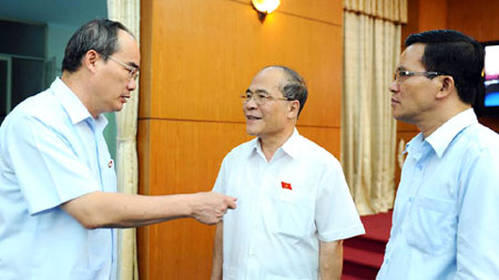 Chủ tịch QH Nguyễn Sinh Hùng và Chủ tịch MTTQ Việt Nam Nguyễn Thiện Nhân trao đổi trong giờ giải lao phiên họp