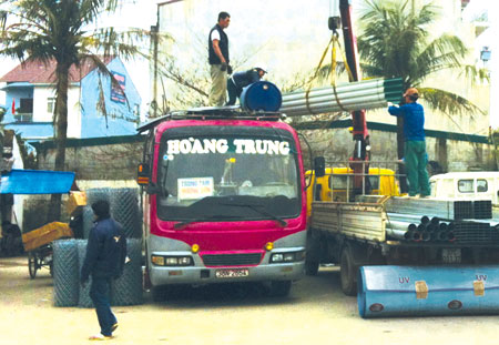 Xe khách chở hàng ở Bến xe Chợ Vinh, Nghệ An Ảnh: Văn Thanh