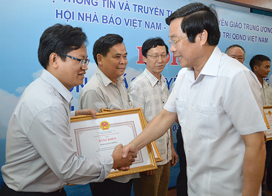 Bộ trưởng Bộ Thông tin Truyền thông Nguyễn Bắc Son trao Bằng khen cho Báo Giao thông