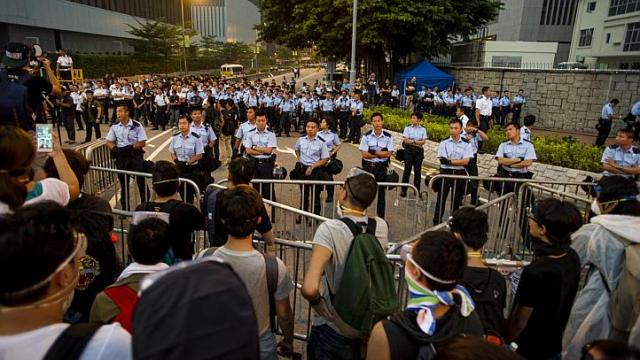 Cảnh sát bao vây trước văn phòng chính quyền đặc khu tại Hong Kong ngày 3/10