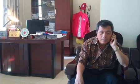 Ông Lê Tập, quyền Chủ tịch Hội chữ thập đỏ Hà Tĩnh trao đổi với PV