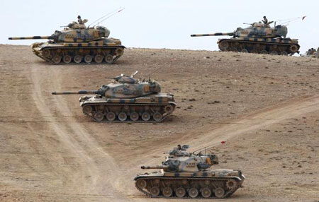 Xe tăng của Thổ Nhĩ Kỳ triển khai tại biên giới với Syria