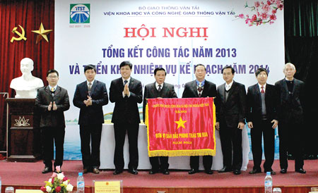 Thứ trưởng Bộ GTVT Nguyễn Ngọc Đông (người thứ 3 từ trái qua) thừa ủy quyền của Thủ tướng Chính phủ tặng Cờ thi đua xuất sắc năm 2013 cho Viện Khoa học và Công nghệ GTVT 