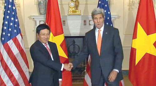 Phó Thủ tướng, Bộ trưởng Ngoại giao Phạm Bình Minh (trái) bắt tay Ngoại trưởng Mỹ - John Kerry trong chuyến thăm Mỹ ngày 1-2/10/2014