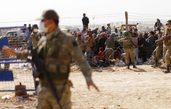 Người Kurd tị nạn từ Syria đang chờ đằng sau hàng rào để được cho phép quan biên giới Thổ Nhỹ Kỳ 