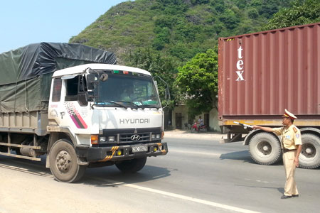 CSGT tỉnh Ninh Bình dừng xe để kiểm tra tải trọng trên QL1