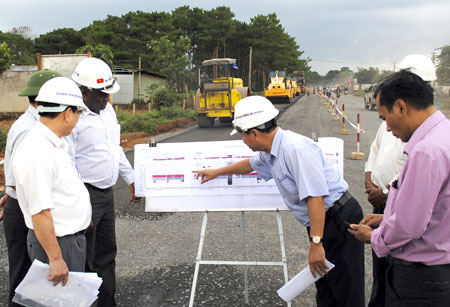 Ban QLDA đường Hồ Chí Minh cùng nhà thầu tranh thủ từng ngày thời tiết tốt dồn lực thi công đường Hồ Chí Minh qua Tây Nguyên (QL14)Ảnh: Văn Tư