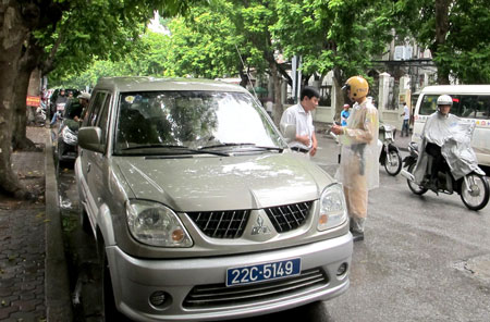 CSGT Hà Nội xử lý lái xe biển xanh vi phạm 