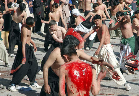 Tín đồ Shiite tự hành xác trong ngày thánh lễ Ashura.