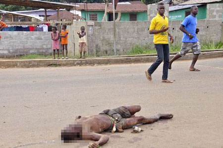 Một bệnh nhân nhiễm virus Ebola chết giữa đường