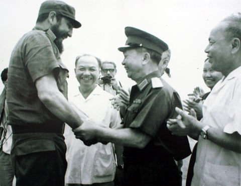 Đại tướng Võ Nguyên Giáp tiếp đón Chủ tịch Fidel Castro thăm Việt Nam. 