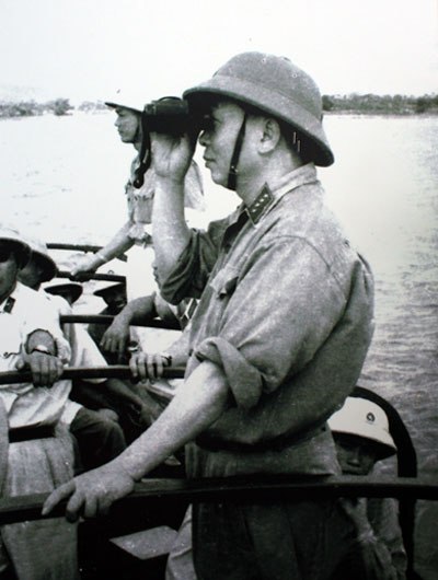 Đại tướng quan sát bộ đội hải quân luyện tập sẵn sàng chiến đấu (1964).