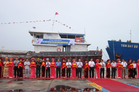 Thứ trưởng Nguyễn Văn Công cùng các đại biểu cắt băng khai trương tuyến vận tải ven biển từ Quảng Bình đến Kiên Giang