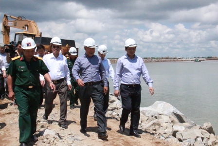 Thứ trưởng Nguyễn Văn Công kiểm tra tiến độ thi công Luồng cho tàu biển trọng tải lớn vào sông Hậu