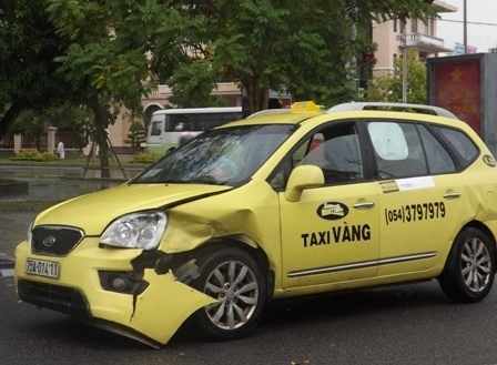 Chiếc xe taxi bị hư hỏng nặng ở phần đầu