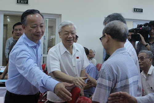Tổng Bí thư Nguyễn Phú Trọng (giữa) nói chuyện thân mật với các cử tri