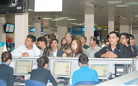 Xếp hàng làm thủ tục tại sân bay Tân Sơn NhấtẢnh: Minh Nghĩa