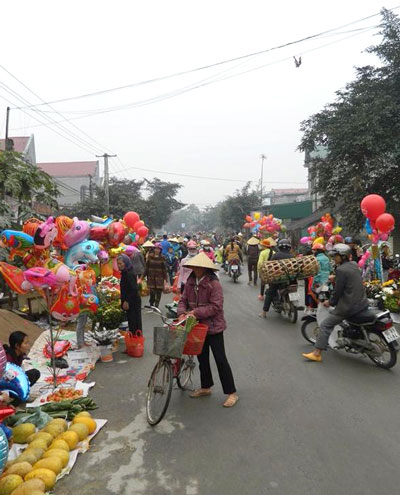 Mua sắm tại các chợ truyền thống là thói quen của rất nhiều người tiêu dùng Việt