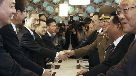 Các quan chức cấp cao Hàn Quốc (trái) và Triều Tiên (phải) cùng thỏa thuận tổ chức đàm phán cấp cao cuối tháng này