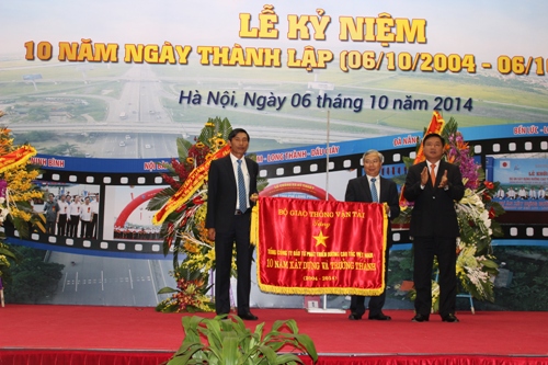 Bộ trưởng Đinh La Thăng trao tặng bức trướng cho Tổng Công ty Đầu tư phát triển đường cao tốc Việt Nam