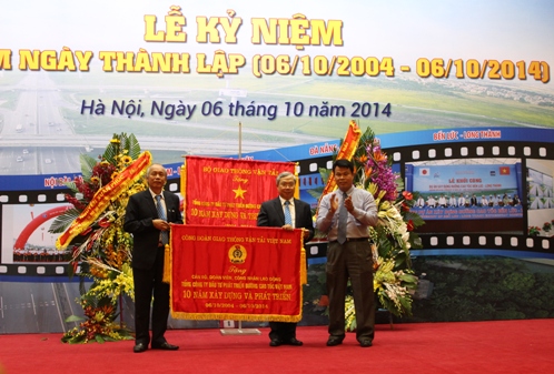 Ông Đỗ Nga Việt, Chủ tịch Công đoàn GTVT Việt Nam trao tặng bức cho cán bộ, công nhân viên của VEC