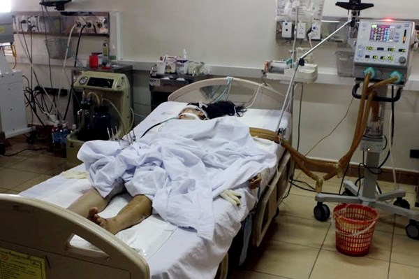Chị Ngà đang được cấp cứu tại bệnh viện Đa khoa Hà Tĩnh (Ảnh: Tiền Phong)