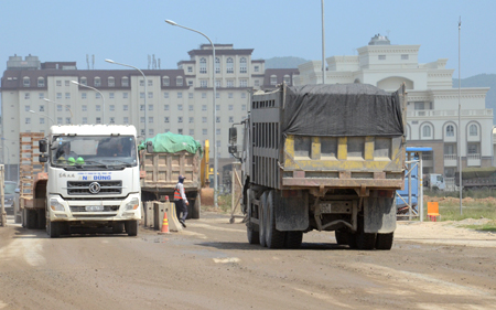 Nhiều xe quá tải đi từ QL 1A rẽ vào công trường xây dựng FOMOSA