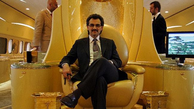 Sau khi mua Airbus A380 giá 380 triệu đô, Hoàng tử Ảrập Xêút còn chi 176 triệu đô trang trí thêm, trong đó 60 triệu đô để dát vàng. Theo đó, một lượng lớn ghế đã được cắt giảm, thay vào đó là những căn phòng, dịch vụ tiện nghi xa xỉ bậc nhất.