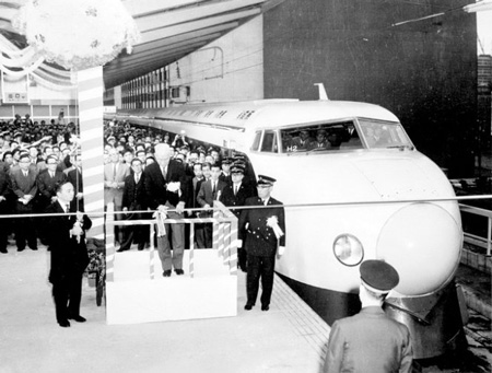 Đoàn xe lửa tốc hành Shinkansen đầu tiên của thế giới khai trương ngày 1-10-1964 ở Nhật Bản.