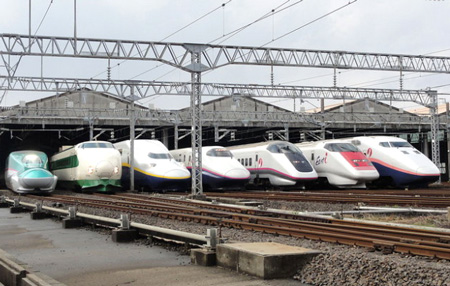 Những thế hệ xe lửa cao tốc cũ của Nhật Bản đậu tại Niigata Depot.
