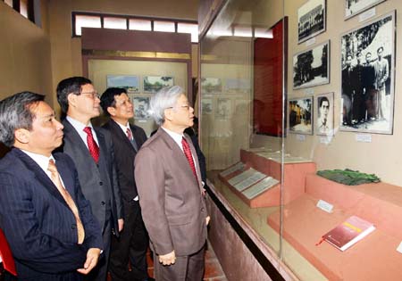 Tổng Bí thư Nguyễn Phú Trọng trong lần đến thăm khu nhà tưởng niệm Tổng Bí thư Nguyễn Văn Linh (tháng 2/2012) - ảnh TTXVN