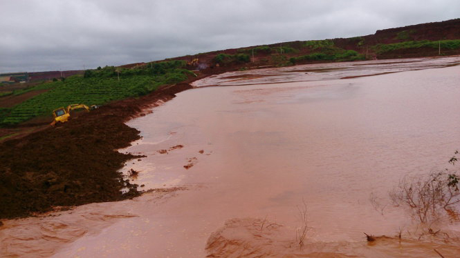 Mặt đập hồ thải quặng đuôi số 5 được gia cố thêm đất để ngăn bùn đỏ tràn ra ngoài