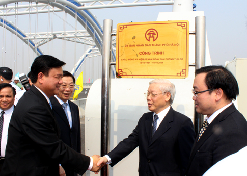 Tổng Bí thư Nguyễn Phú Trọng bắt tay chúc mừng Bộ trưởng Bộ GTVT Đinh La Thăng đã thực hiện thành công một dự án có hàm lượng công nghệ và mỹ thuật cao cho Thủ đô.