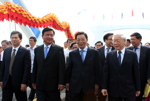 Tổng Bí thư Nguyễn Phú Trọng cùng các đại biểu đi thăm công trình cầu Đông Trù.
