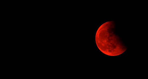 Bức ảnh trăng máu được chụp tại tòa nhà cao thứ hai TP. Hà Nội (ảnh chụp lúc 18h30 tối 8/10)