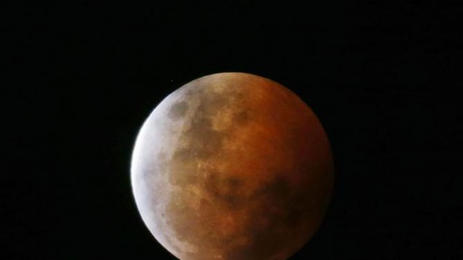 Nguyệt thực toàn phần trong một ảnh do người dân chụp tại thành phố Gosford, Australia. Ảnh: Reuters Mặt trăng trên bầu trời thành phố Encinitas, bang California, Mỹ. Ảnh: Reuters