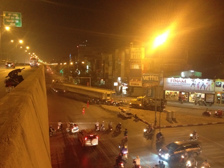Đến đêm, từ sau 21h, xe mới đi vào các tuyến đường nội thành Hà Nội.