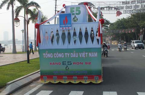 Diễu hành cổ động xăng sinh học E5 trên nhiều đường phố Đà Nẵng (Ảnh X.Phương)