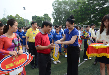 Phó Chủ tịch UBND tỉnh Nghệ An bà Đinh Thị lệ Thanh tặng cờ lưu niệm cho các đội tham dự