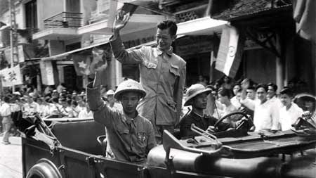 Cùng đi với đoàn quân giải phóng ngày về Hà Nội là cả các cán bộ cao cấp Đảng và Nhà nước. Trong ảnh, Bác sĩ Trần Duy Hưng, Thị trưởng đầu tiên của Hà Nội trong ngày trở về.