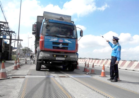 Lực lượng Thanh tra giao thông tiến hành kiểm tra trọng tải xe