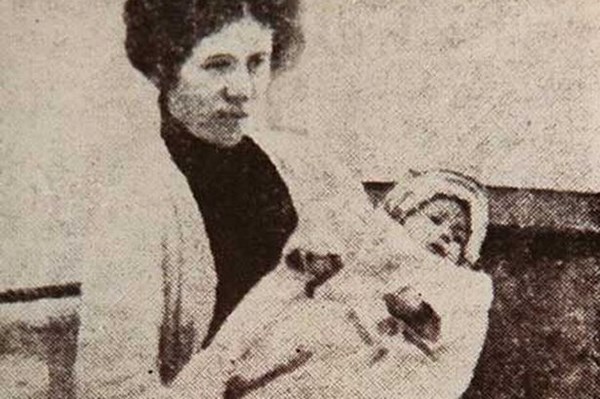 Tấm hình chụp bà Millvina và mẹ vào năm 1912