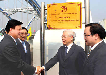 Tổng Bí thư Nguyễn Phú Trọng chúc mừng Bộ trưởng Đinh La Thăng khi cây cầu Đông Trù được thực hiện 100% bởi chính những kỹ sư, thợ cầu Việt NamẢnh: Tiến Mạnh